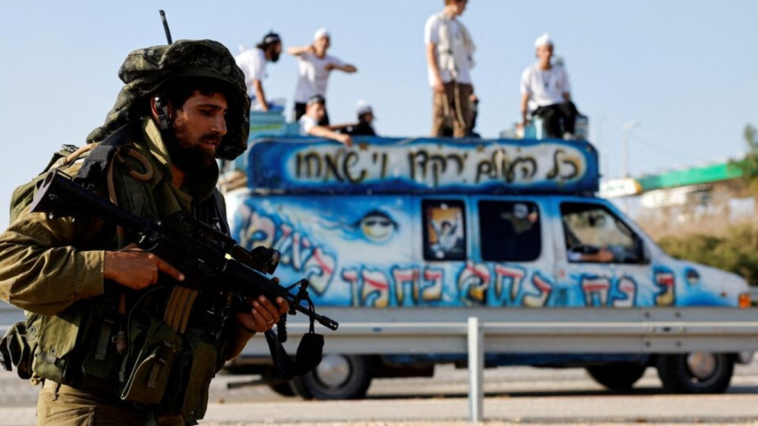 যুদ্ধক্ষেত্রে আইডিএফের সেনাদের মনোবল চাঙ্গা করার চেষ্টা করছেন ইহুদি গায়করা। ফাইল ছবি: রয়টার্স