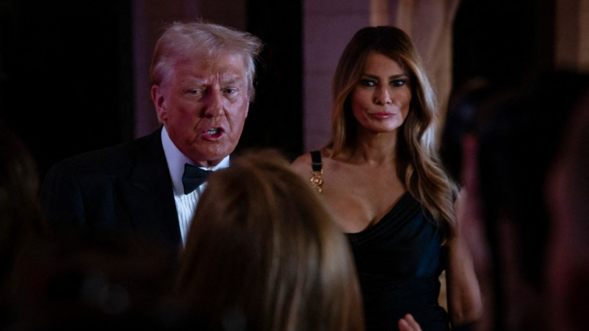 নববর্ষের অনুষ্ঠানে ডোনাল্ড ও মেলানিয়া ট্রাম্প। ছবি: এএফপি