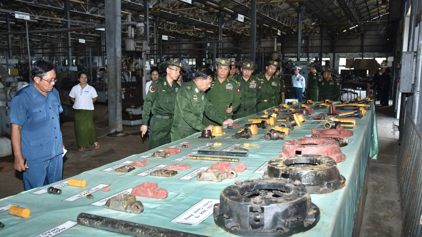 জান্তাপ্রধান হ্লাইং একটি অস্ত্র কারখানা পরিদর্শন করছেন। ফাইল ছবি: সংগৃহীত