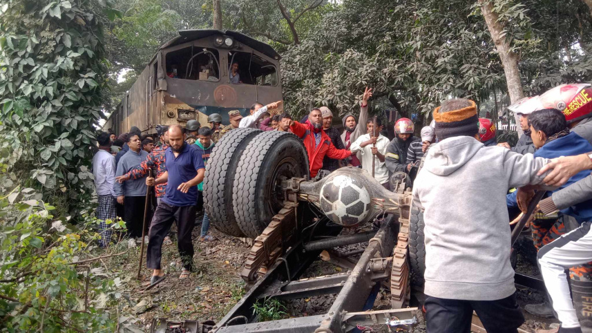 জামালপুরে একটি লেভেল ক্রসিংয়ে দুর্ঘটনা। ছবি: শহিদুল ইসলাম নিরব/স্টার