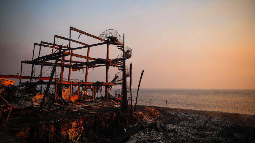 মালিবু বিচের তীরের এই বাড়িটি দাবানলে পুড়ে যায়। ছবি: রয়টার্স