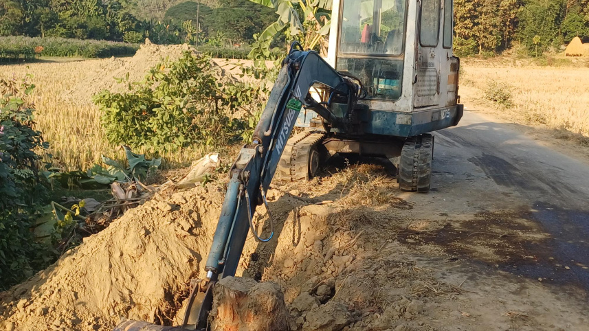 এসক্যাভেটর দিয়ে গাছের গুড়ি উপড়িয়ে ফেলা হয়েছে। ছবি: মংসিংহাই মারমা/স্টার