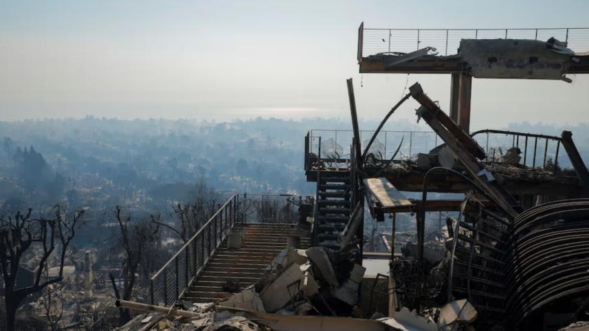 লস অ্যাঞ্জেলেসে আগুনে পুড়ে যাওয়া বাড়ি। ছবি: রয়টার্স