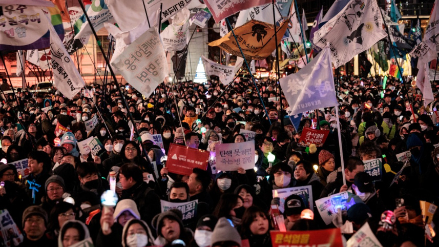 দক্ষিণ কোরিয়ার প্রেসিডেন্ট ইউন সুক ইওলের বিরুদ্ধে বিক্ষোভ। ছবি: এএফপি