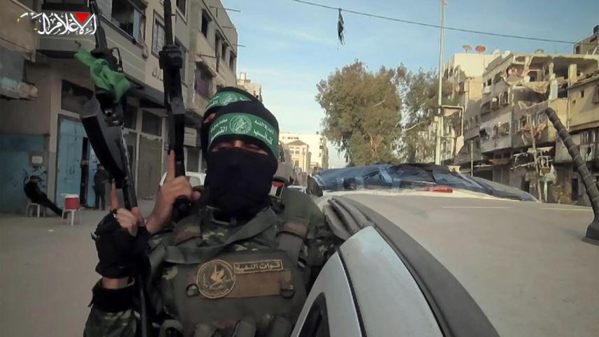 রেড ক্রসের কাছে জিম্মিদের হস্তান্তরের সময় উপস্থিত ছিলে আল কাসেম ব্রিগেডের এই সদস্য। ছবি: এএফপি