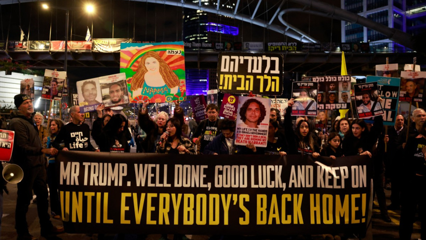 ইসরায়েলি জিম্মিদের পরিবারের সদস্যরা ট্রাম্পকে ধন্যবাদ জানাচ্ছেন। ছবি: এএফপি