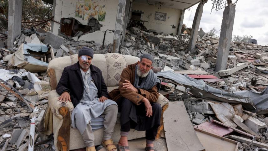 রাফায় যুদ্ধবিরতি উপভোগ করছেন দুই ফিলিস্তিনি। ছবি: এএফপি