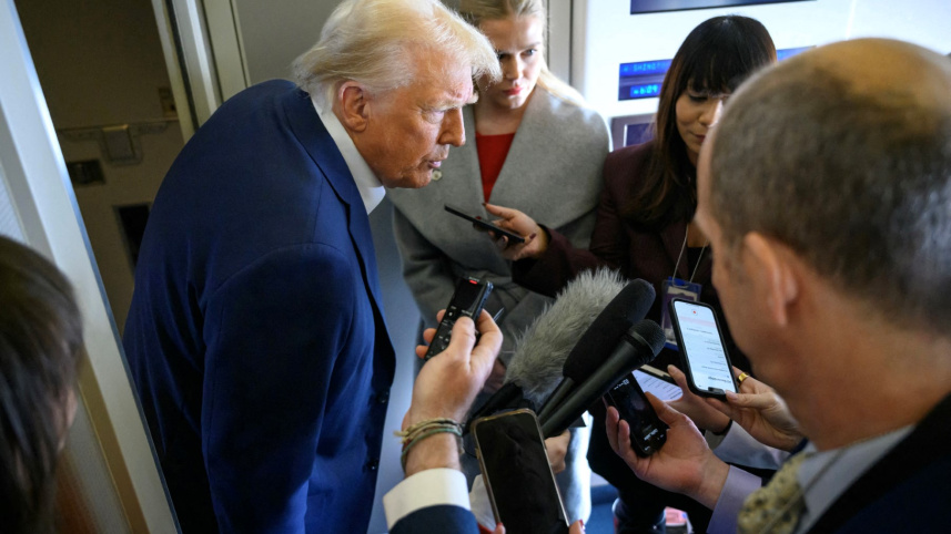 এয়ার ফোর্স ওয়ানে সাংবাদিকদের সঙ্গে কথা বলছেন মার্কিন প্রেসিডেন্ট ডোনাল্ড ট্রাম্প। ছবি: এএফপি
