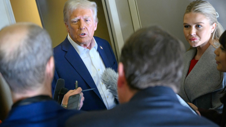 এয়ার ফোর্স ওয়ানে সাংবাদিকদের সঙ্গে কথা বলছেন মার্কিন প্রেসিডেন্ট ডোনাল্ড ট্রাম্প। ছবি: এএফপি