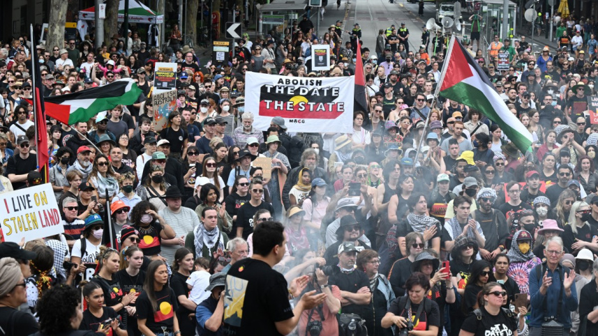 অস্ট্রেলিয়া দিবসে আদিবাসীদের অধিকারের প্রতি সমর্থন জানিয়ে হাজারো মানুষ বিক্ষোভে অংশ নেন। ছবি: এএফপি