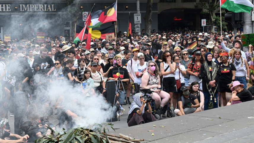 অস্ট্রেলিয়া দিবসে আদিবাসীদের অধিকারের প্রতি সমর্থন জানিয়ে হাজারো মানুষ বিক্ষোভে অংশ নেন। ছবি: এএফপি