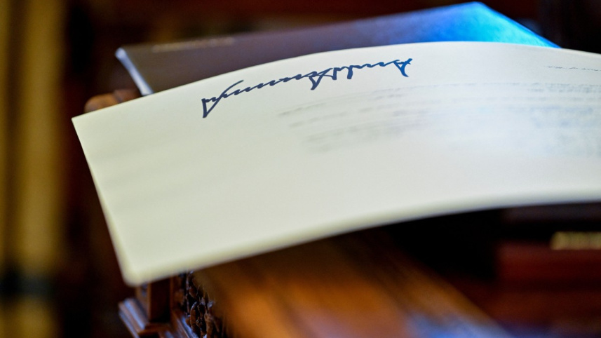 নির্বাহী আদেশে ট্রাম্পের সাক্ষর এখন অনেকের দুঃস্বপ্নের কারণ । ছবি: এএফপি