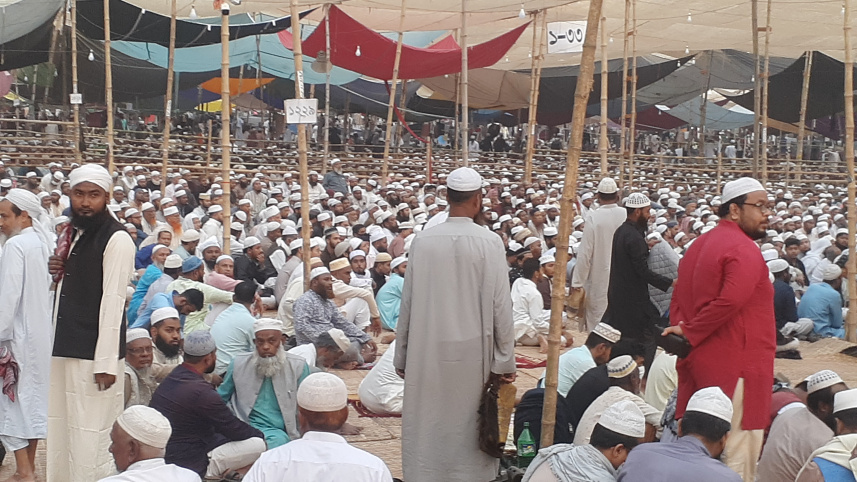 আখেরি মোনাজাতে অংশ নিতে মুসুল্লিদের ঢল। ছবি: সংগৃহীত