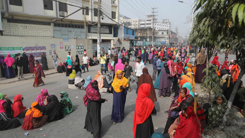 বায়েজিদ বোস্তামী সড়ক অবরোধ করে বিক্ষোভ করছেন আনোয়ারা ড্রেস মেকারসের শ্রমিকরা।