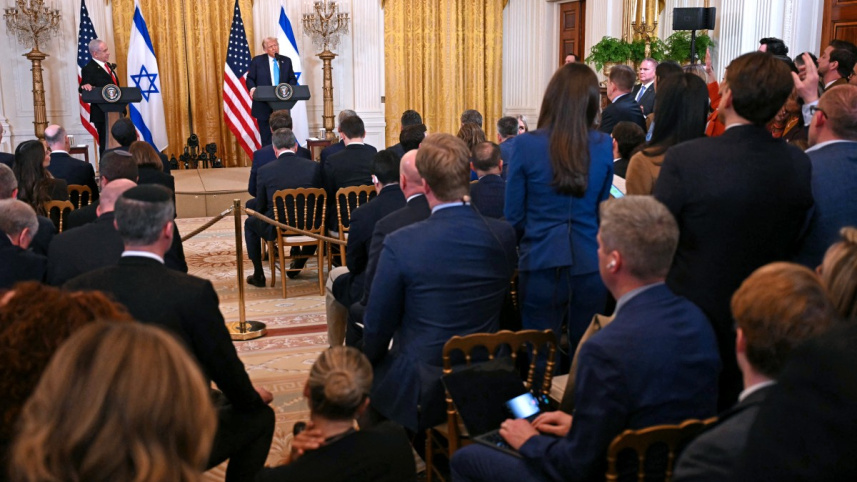 হোয়াইট হাউসের ইস্ট রুমে সংবাদ সম্মেলনে বক্তব্য রাখছেন ট্রাম্প-নেতানিয়াহু। ছবি: এএফপি