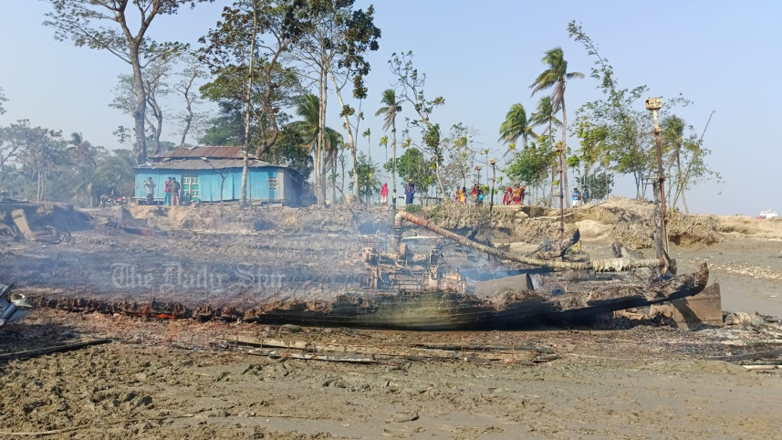 মঈন ইউ আহমেদ, নোয়াখালী, হাতিয়া, হামলা, অগ্নিসংযোগ,
