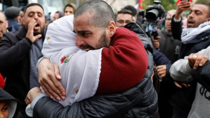 মুক্তি পাওয়া ফিলিস্তিনিরা পরিবারের সদস্যদের সঙ্গে মিলিত হন। ছবি: রয়টার্স