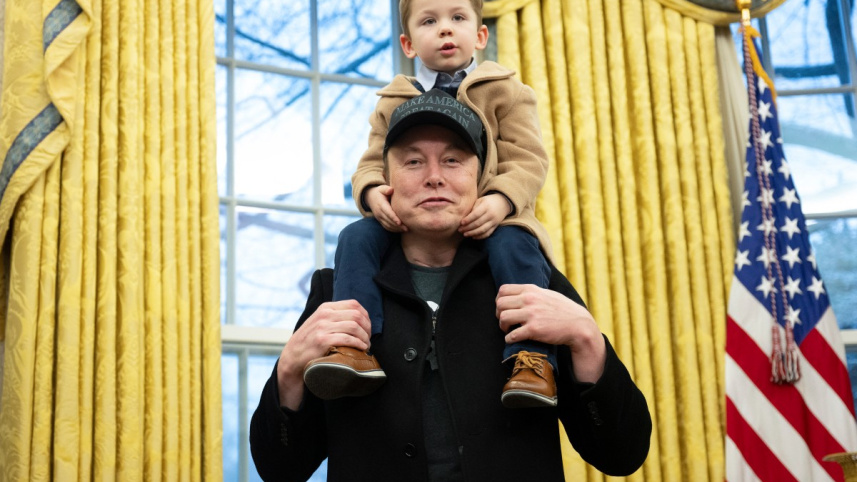 পুত্র সন্তান এক্সকে কাঁধে নিয়ে হোয়াইট হাউসে মাস্ক। ছবি: এএফপি