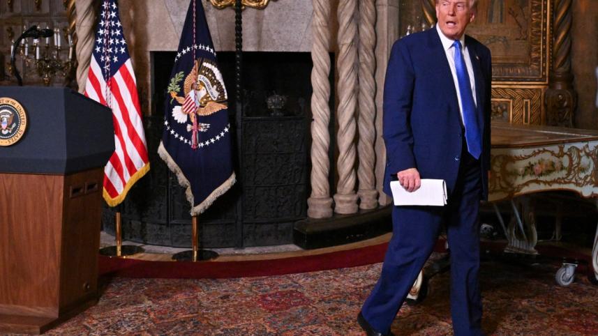 মার আ লাগোয় সংবাদ সম্মেলন শেষে বের হচ্ছেন ট্রাম্প। ছবি: এএফপি