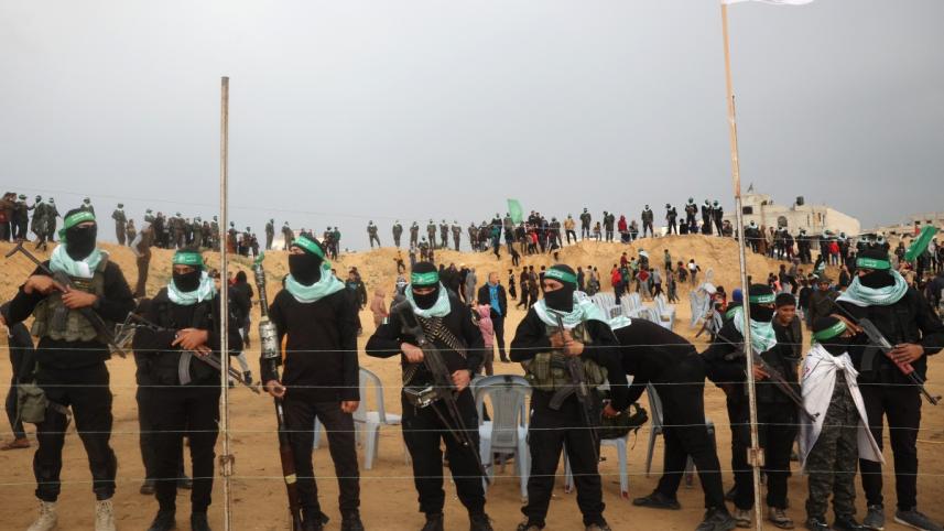 হামাস সদস্যদের কড়া প্রহরায় মরদেহ হস্তান্তর শেষ হয়। ছবি: এএফপি