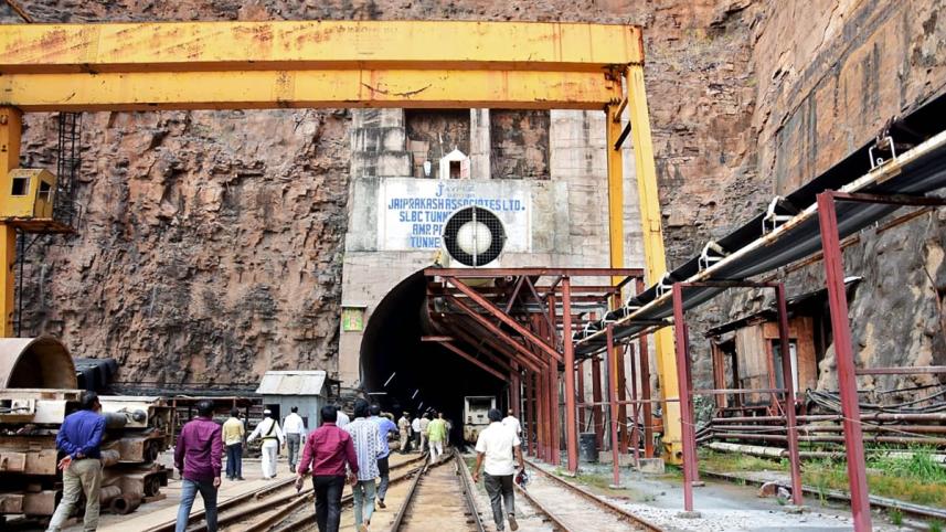 তেলেঙ্গানার সুড়ঙ্গে ধস। ছবি: এএফপি