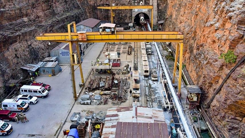 তেলেঙ্গানার সুড়ঙ্গে ধস। ছবি: এএফপি