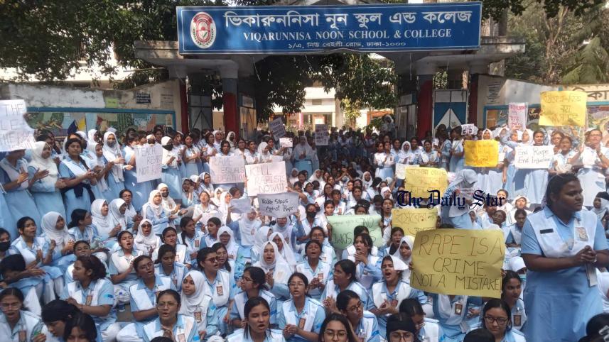 সোমবার দুপুর ১২টার দিকে তাদের এই বিক্ষোভ কর্মসূচি শুরু হয়।