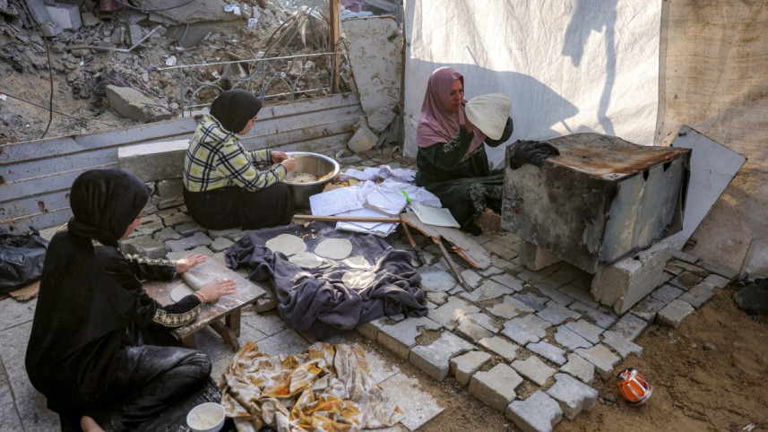 উত্তর গাজার জাবালিয়ায় প্রথম রমজানের ইফতার তৈরি করছেন ফিলিস্তিনি মুসলিম নারীরা। ছবি: এএফপি 