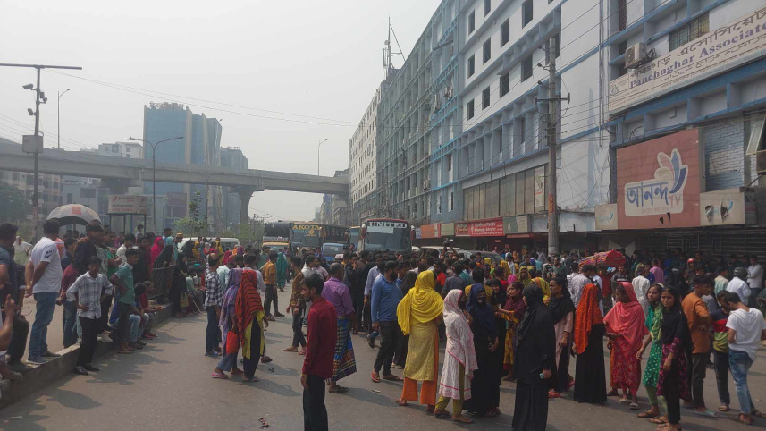 রাস্তা বন্ধ থাকায় মহাখালীর দিক থেকে কোনো গাড়ি বনানী যেতে পারছে না। 