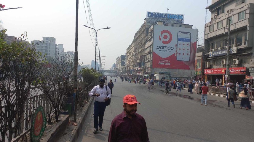 রাস্তা বন্ধ থাকায় মহাখালীর দিক থেকে কোনো গাড়ি বনানী যেতে পারছে না। 