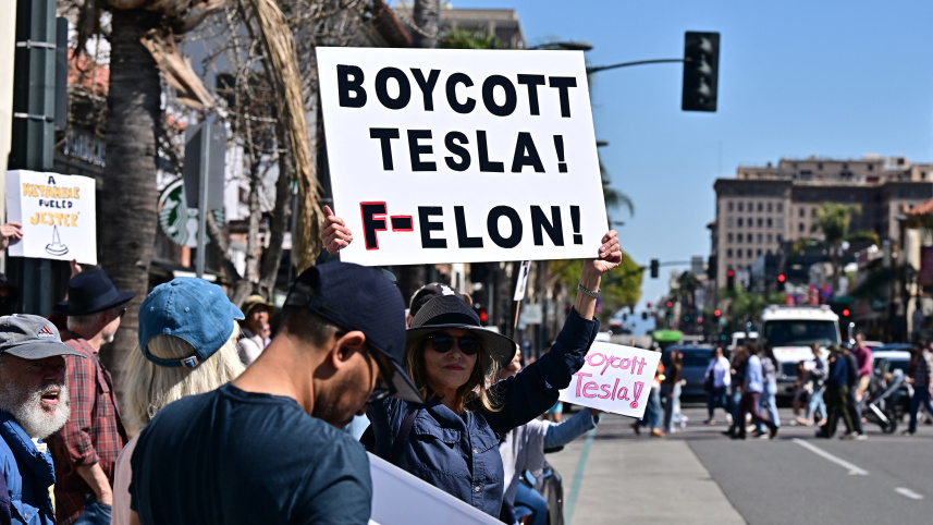 ক্যালিফোর্নিয়ার প্যাসাডেনায় টেসলার ডিলারশিপের বাইরে বিক্ষোভ। ছবি: এএফপি
