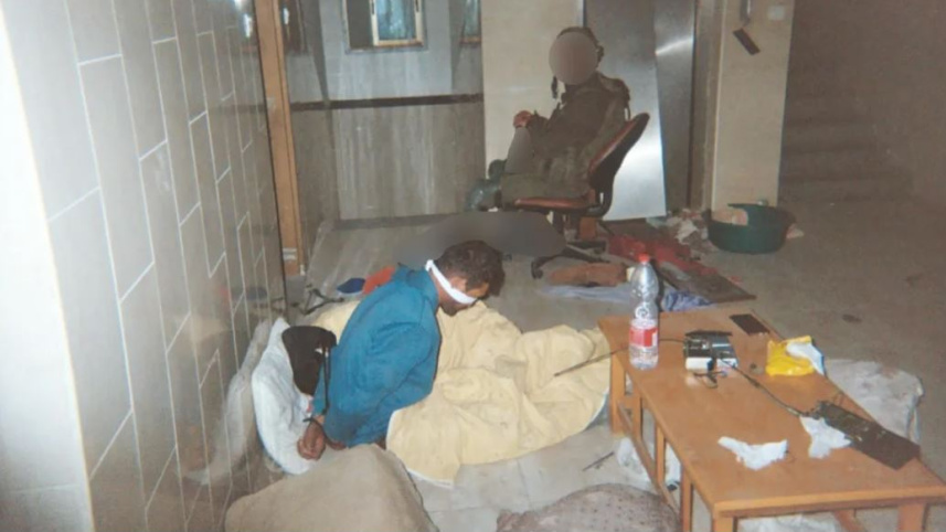 ঢাল হিসেবে ব্যবহারের জন্য এক ফিলিস্তিনিকে আটকে রেখেছে আইডিএফের সদস্যরা। ছবি: ব্রেকিং দ্য সাইলেন্সের সৌজন্যে/মূল ছবি ব্লার করা 