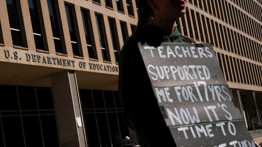 শিক্ষা বিভাগ বন্ধের প্রতিবাদ। ছবি: রয়টার্স