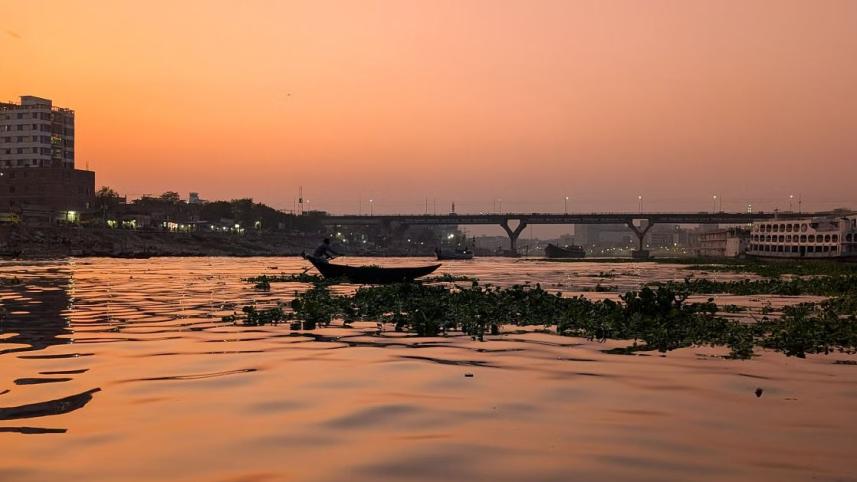 বুড়িগঙ্গায় ইফতার