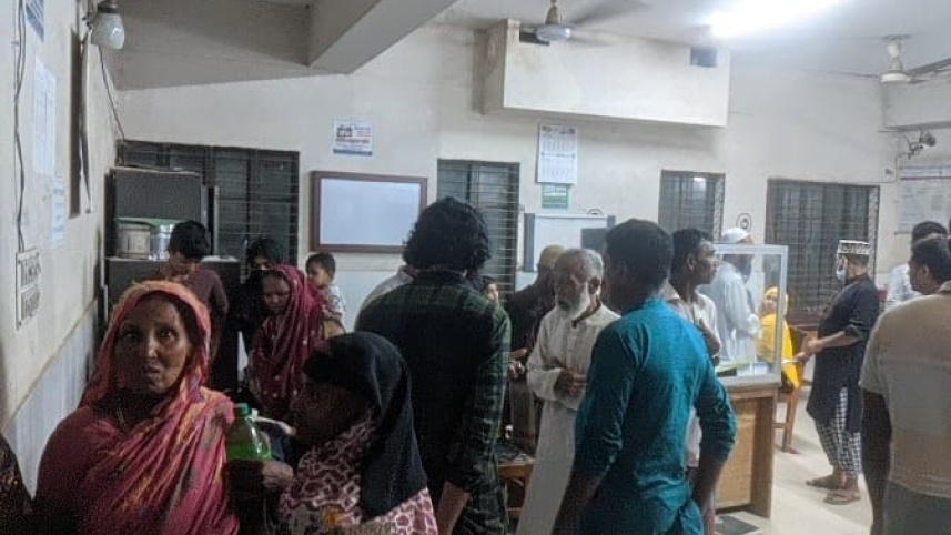 শরীয়তপুরের নড়িয়া উপজেলায় গাছ কাটাকে কেন্দ্র করে বাবাকে কুপিয়ে হত্যা করেছে তার ছেলে। ছবি: সংগৃহীত