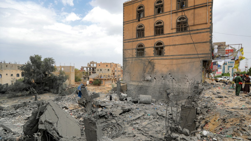 হুতিদের বিরুদ্ধে মার্কিন হামলায় ধ্বংস হয়ে যাওয়া একটি ভবনের চিত্র। ছবি: এএফপি