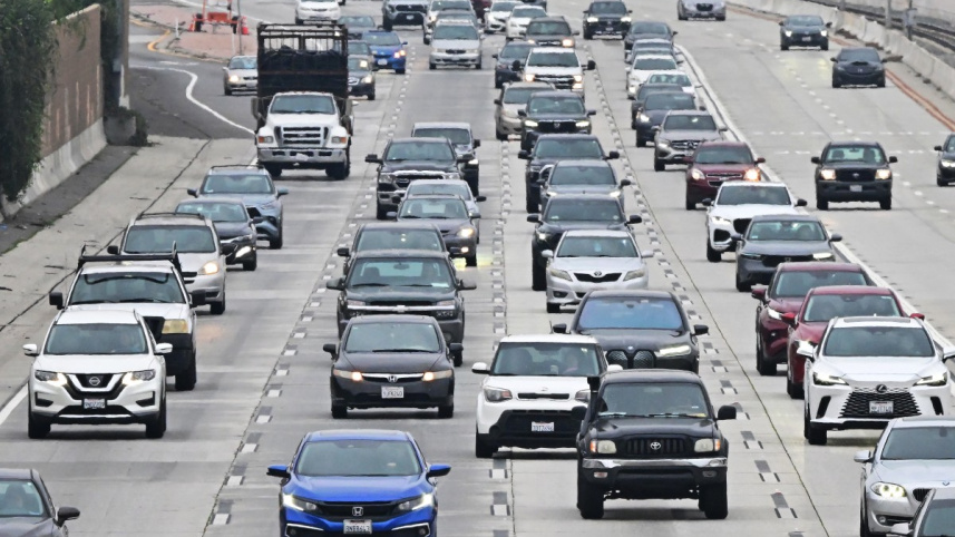 লস অ্যাঞ্জেলেসের ট্রাফিক জ্যামে বিদেশি গাড়ির ছড়াছড়ি। ছবি: এএফপি