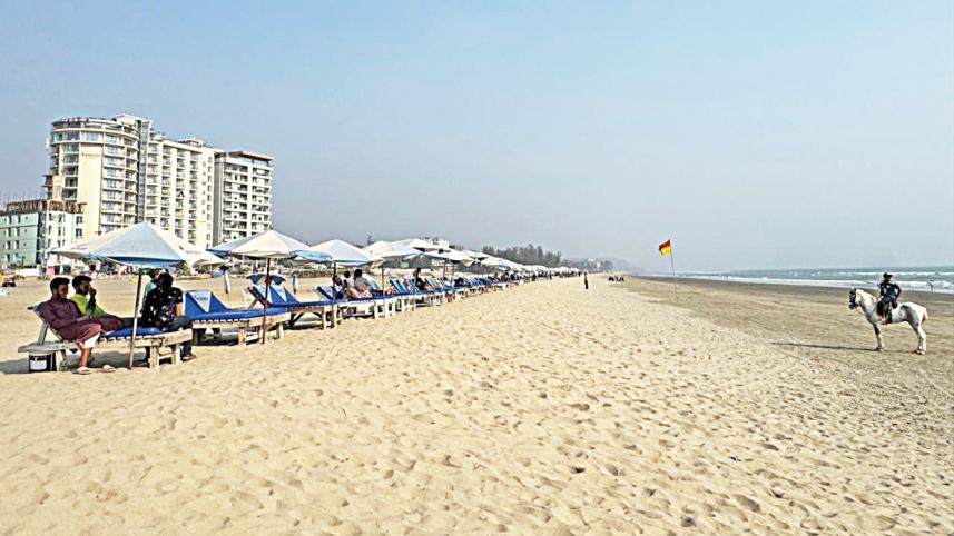 রমজানে কক্সবাজার সৈকত মোটামুটি ফাঁকাই চিল, কারণ দর্শনার্থীরা ঘোরার চেয়ে ধর্ম পালনকে বেশি গুরুত্ব দেন। ছবি: মোকাম্মেল শুভ ও সোহরাব হোসেন/স্টার