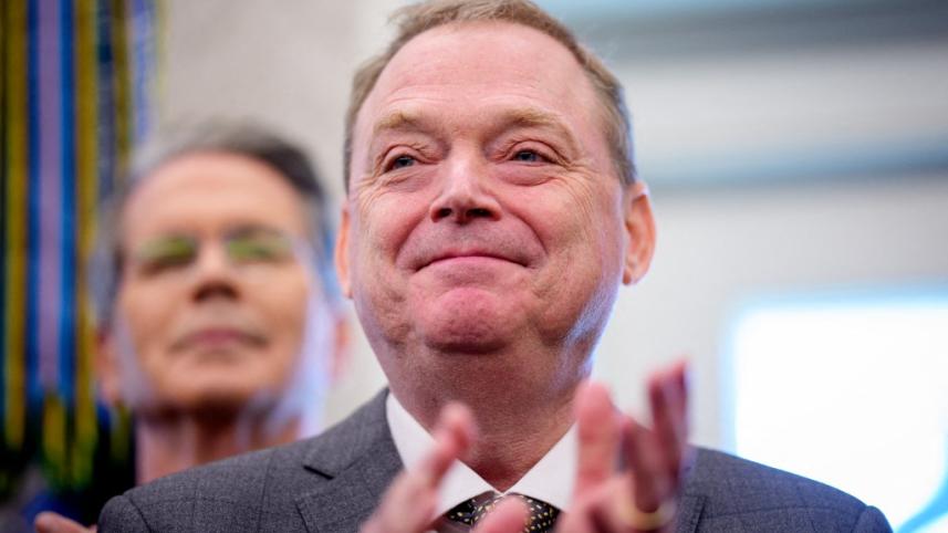 মার্কিন অর্থমন্ত্রী স্কট বেসেন্ট (বাঁয়ে) ও অর্থনীতি কাউন্সিলের পরিচালক কেভিন হ্যাসেট (ডানে)। ফাইল ছবি: এএফপি