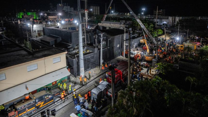 ডমিনিকান রিপাবলিকের রাজধানীতে নাইটক্লাব জেট সেট ক্লাবের ছাদ ধসে পড়ার পর উদ্ধার কার্যক্রম চলছে। ছবি: এএফপি 