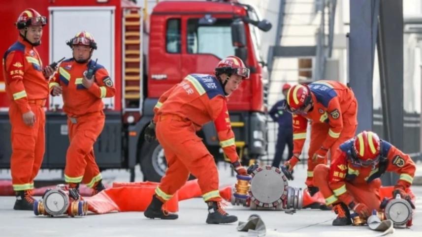 চীনের দমকল বাহিনীর কর্মীরা আগুন নেভাতে যাওয়ার আগে প্রস্তুতি নিচ্ছেন। প্রতীকী ফাইল ছবি: এএফপি