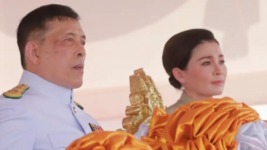 থাই রাজা মহা ভাজিরালংকর্ন ও তার স্ত্রী। ফাইল ছবি: ডয়চে ভেলে