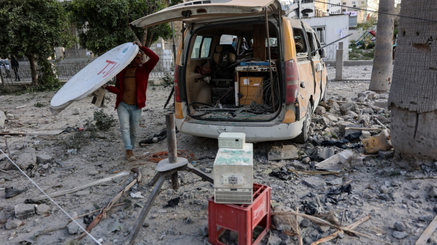 ইসরায়েলের আল-আহলি হাসপাতালে ইসরায়েলি বিমান হামলায় ব্যাপক ধ্বংসযজ্ঞ। ছবি: এএফপি
