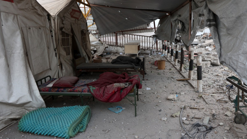 ইসরায়েলের আল-আহলি হাসপাতালে ইসরায়েলি বিমান হামলায় ব্যাপক ধ্বংসযজ্ঞ। ছবি: এএফপি