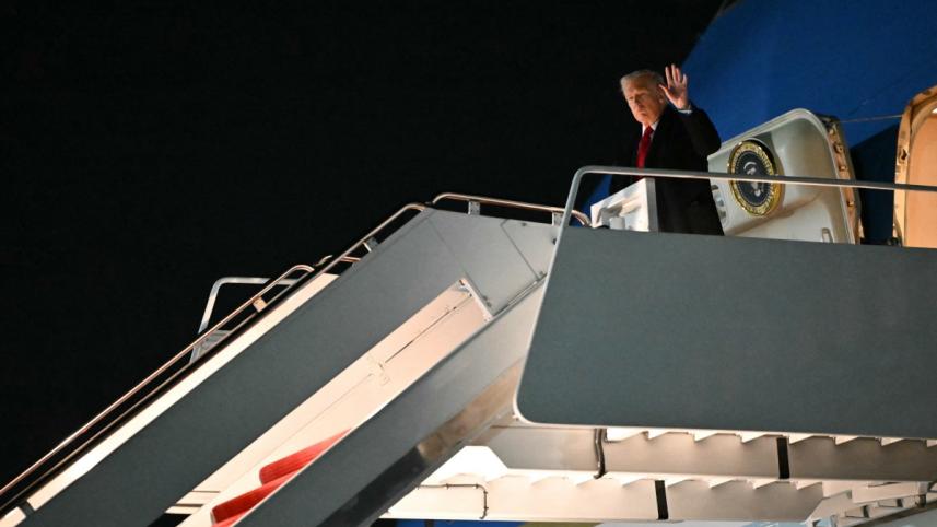 এয়ার ফোর্স ওয়ান থেকে নেমে আসছেন ট্রাম্প। ছবি: এএফপি