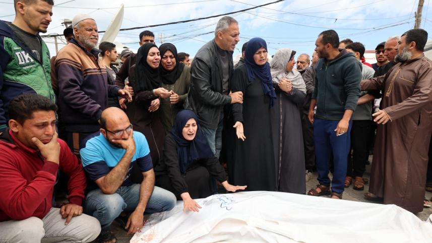 নিহত ফিলিস্তিনির মরদেহের সামনে শোক প্রকাশ করছেন আত্মীয়-পরিজন। ছবি: এএফপি
