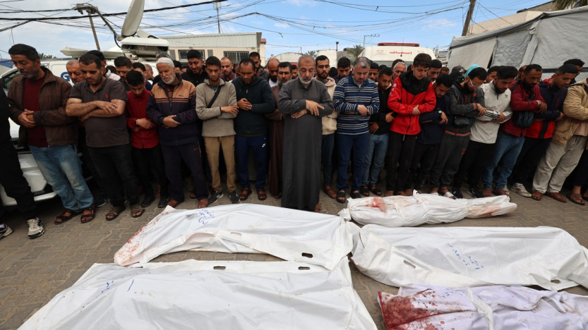 নিহত ফিলিস্তিনির মরদেহের সামনে জানাজার নামাজ। ছবি: এএফপি