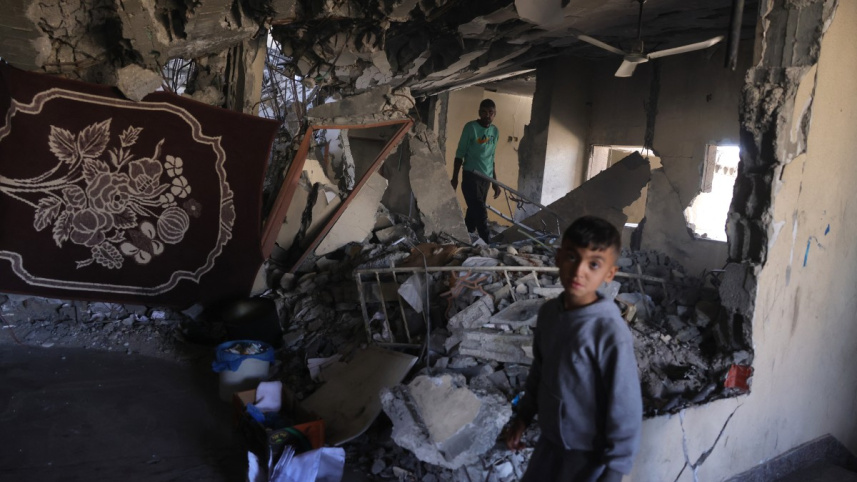 গাজায় বাস্তুচ্যুত ফিলিস্তিনিরা ধ্বংস হয়ে যাওয়া বাড়িতে আশ্রয় নিয়েছে । ছবি: এএফপি