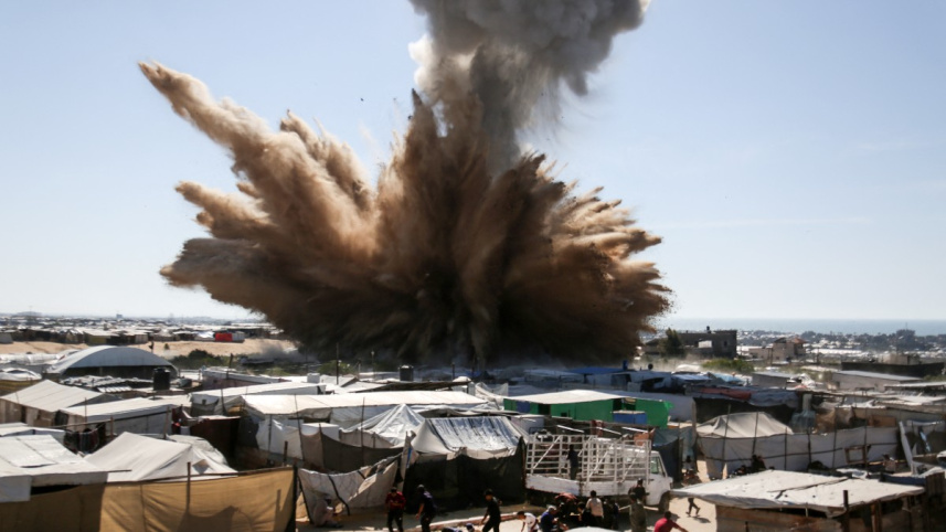 গাজার খান ইউনিসের আশ্রয় শিবিরে ইসরায়েলের বিমান হামলা। ছবি: এএফপি