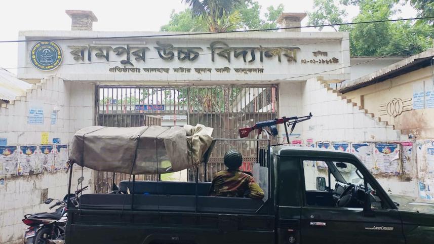 সেনাবাহিনীর সদস্যরা পরিস্থিতি নিয়ন্ত্রণে আনেন। ছবি: সংগৃহীত 